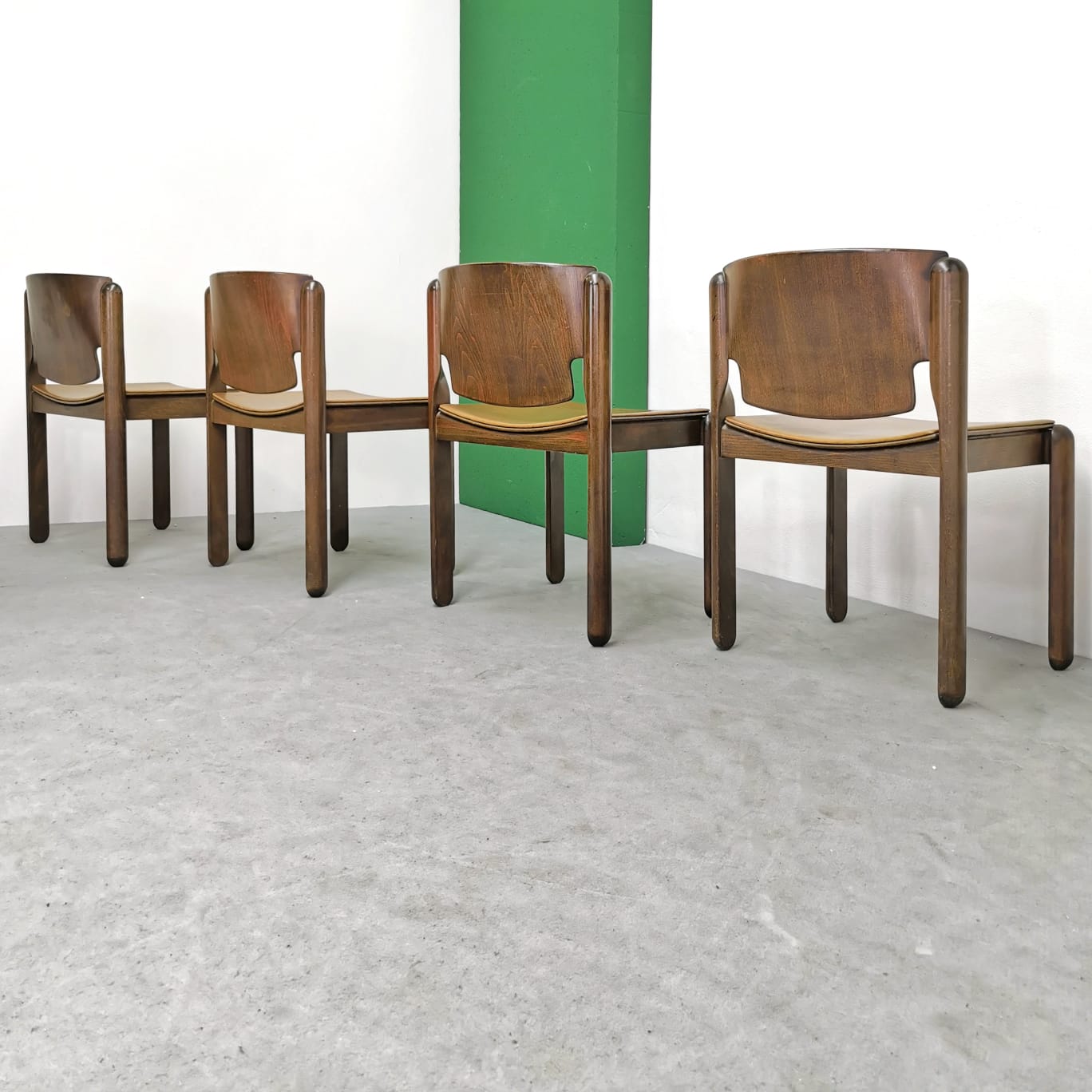 Set di 4 Sedie in noce e pelle mod V. Magistretti per Cassina 1967