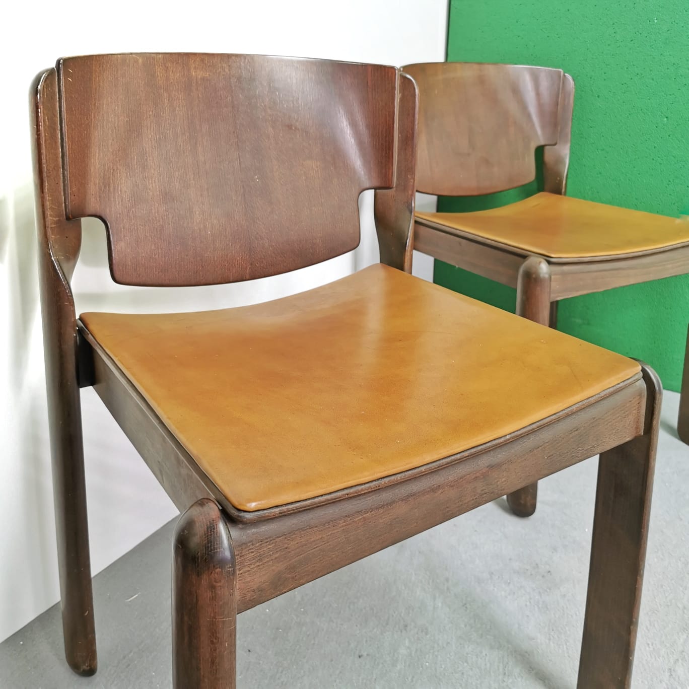 Set di 4 Sedie in noce e pelle mod V. Magistretti per Cassina 1967