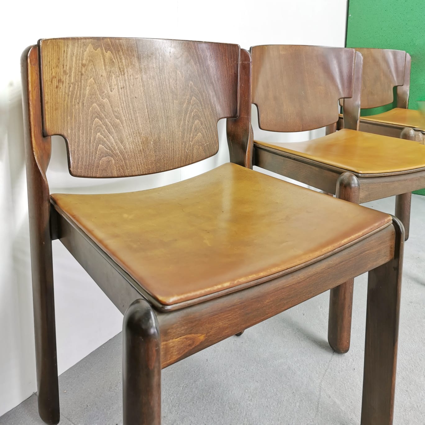 Set di 4 Sedie in noce e pelle mod V. Magistretti per Cassina 1967