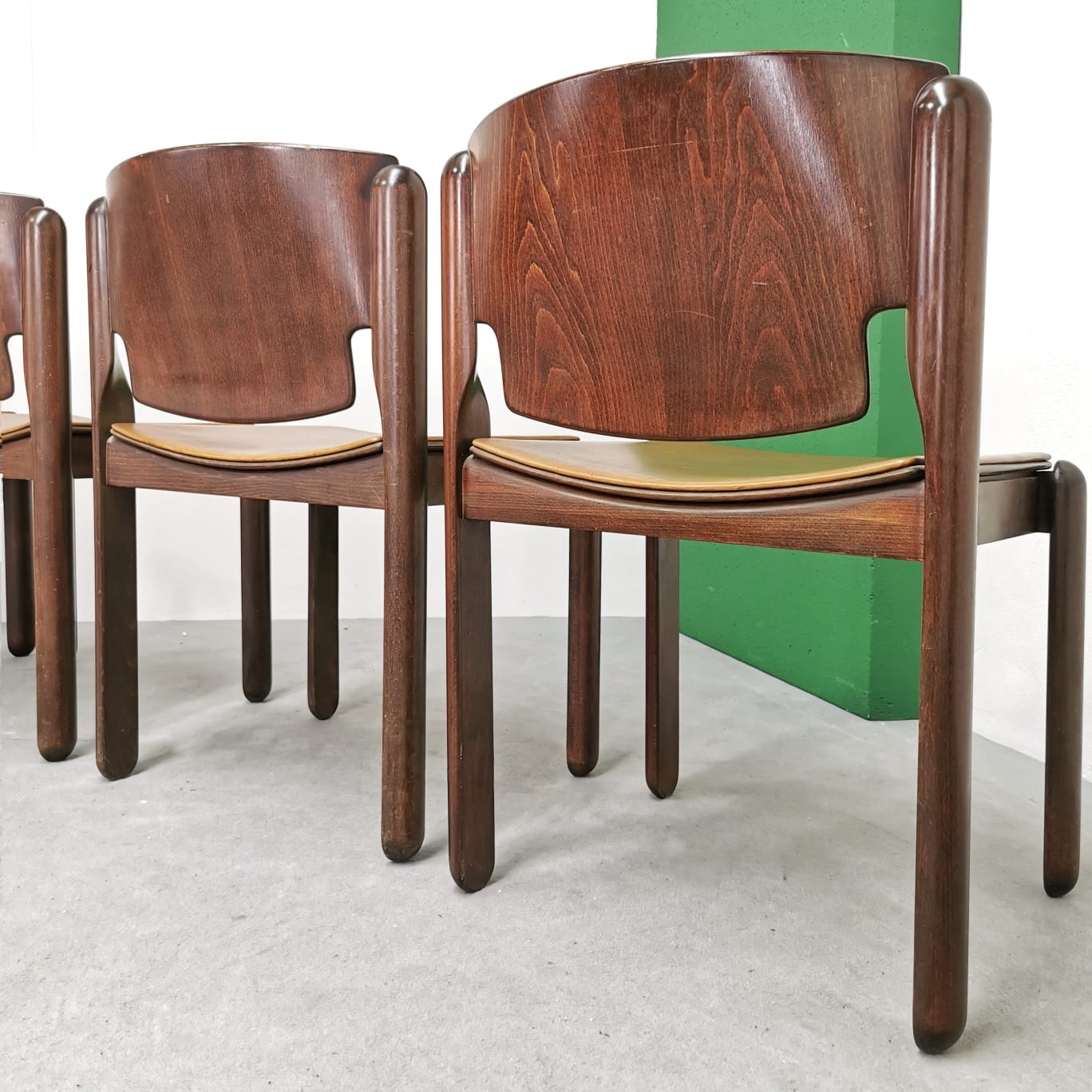 Set di 4 Sedie in noce e pelle mod V. Magistretti per Cassina 1967