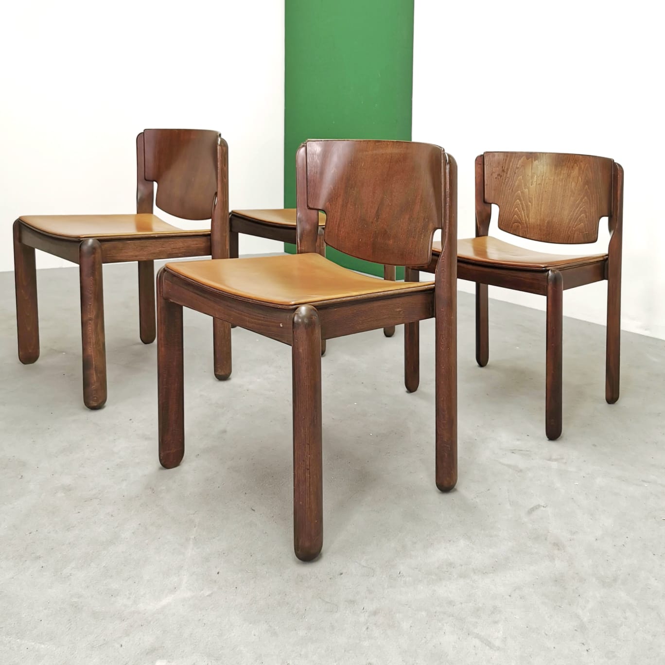 Set di 4 Sedie in noce e pelle mod V. Magistretti per Cassina 1967