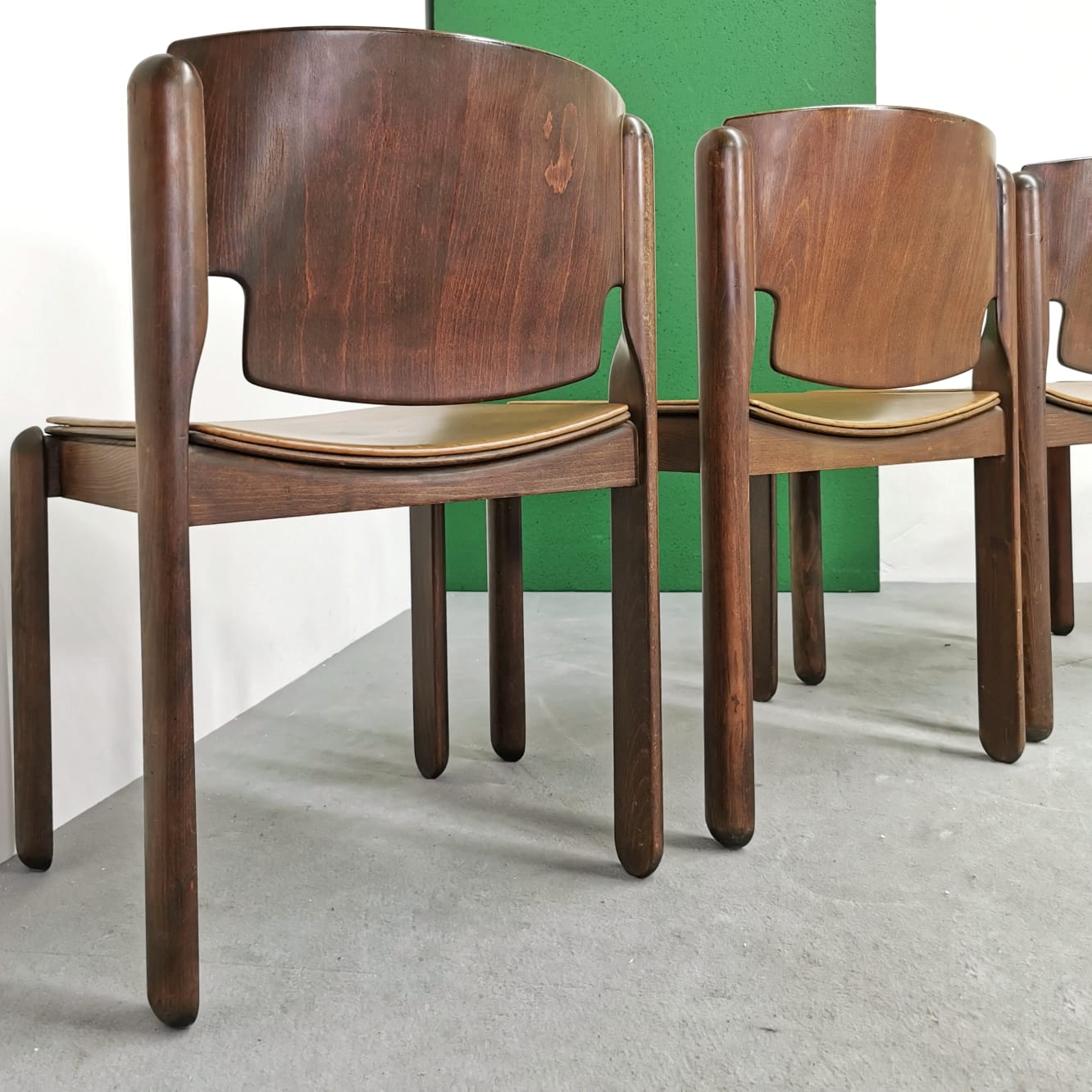 Set di 4 Sedie in noce e pelle mod V. Magistretti per Cassina 1967