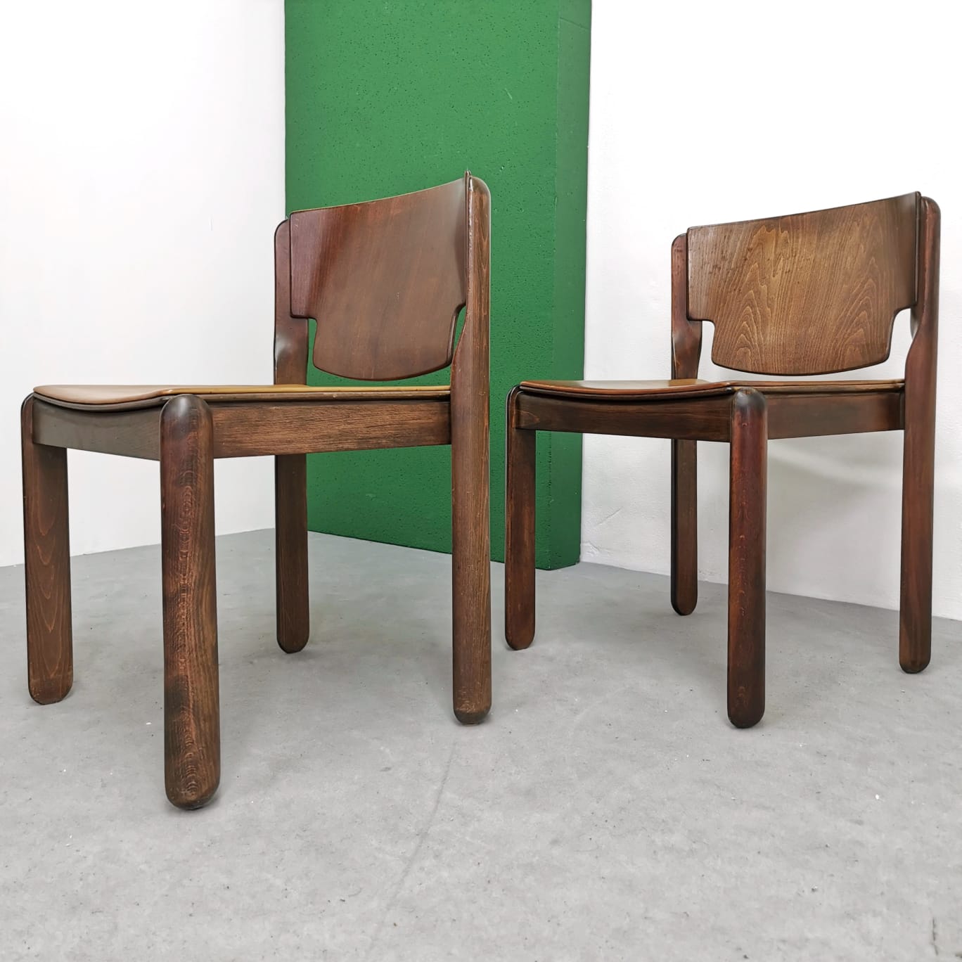 Set di 4 Sedie in noce e pelle mod V. Magistretti per Cassina 1967