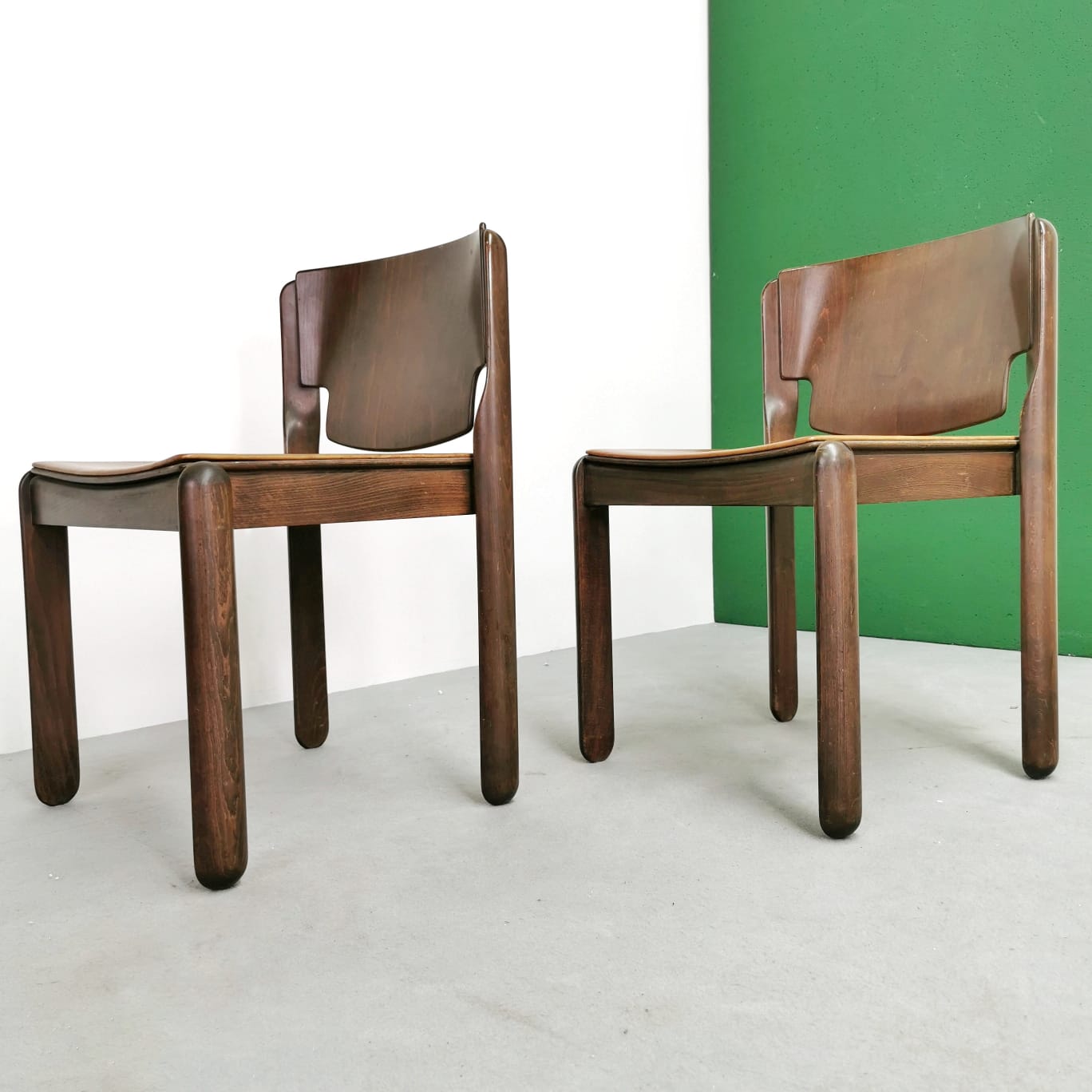 Set di 4 Sedie in noce e pelle mod V. Magistretti per Cassina 1967