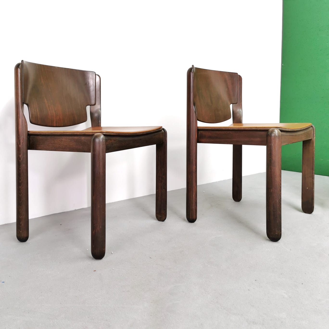 Set di 4 Sedie in noce e pelle mod V. Magistretti per Cassina 1967