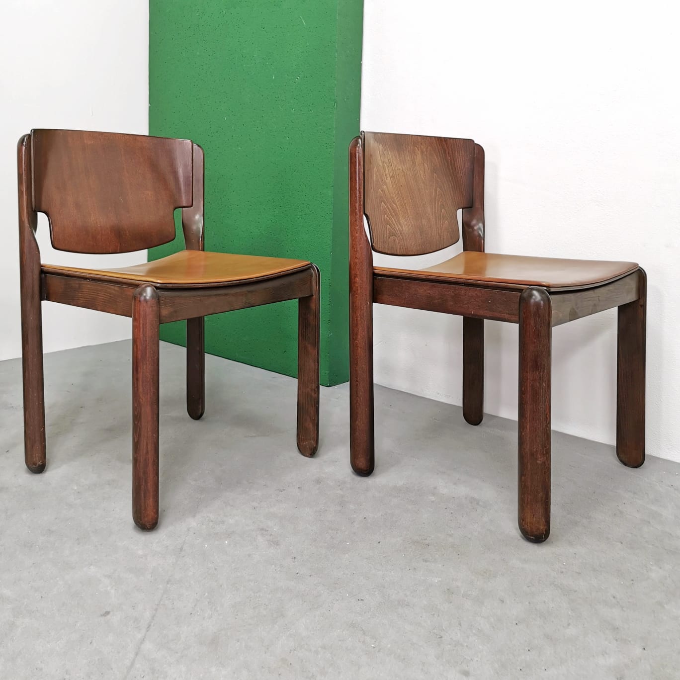 Set di 4 Sedie in noce e pelle mod V. Magistretti per Cassina 1967