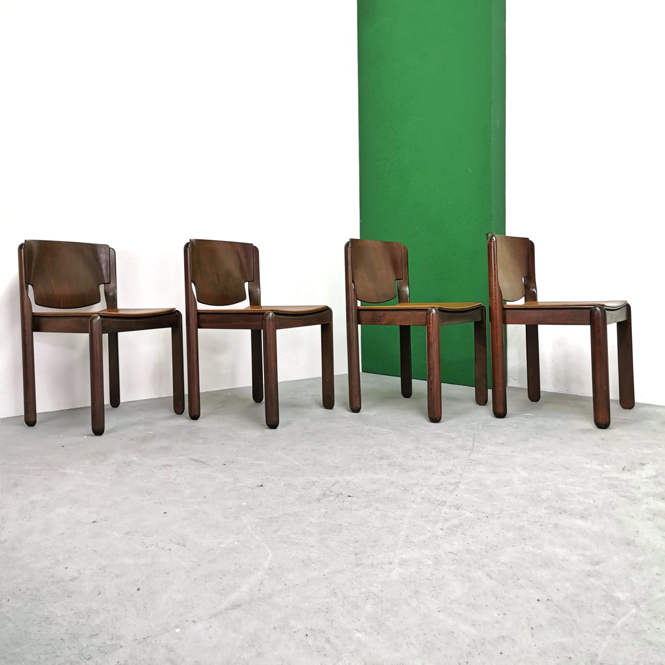 Set di 4 Sedie in noce e pelle mod V. Magistretti per Cassina 1967