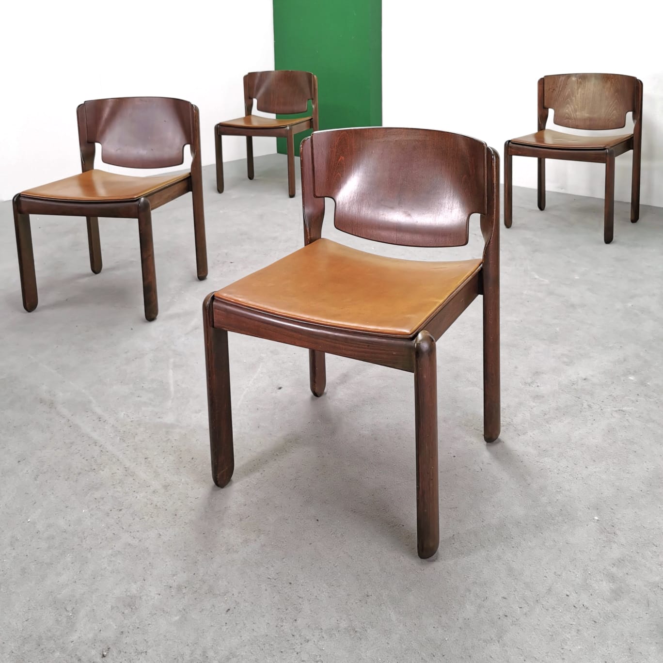 Set di 4 Sedie in noce e pelle mod V. Magistretti per Cassina 1967