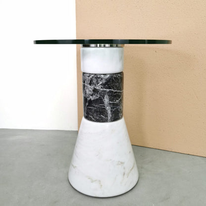 Petite table haute en marbre et verre, produite par Acerbis dans les années 1980.