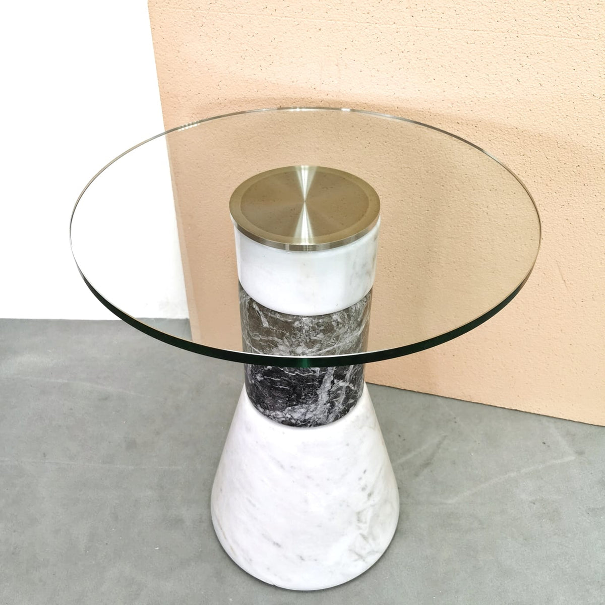 Petite table haute en marbre et verre, produite par Acerbis dans les années 1980.