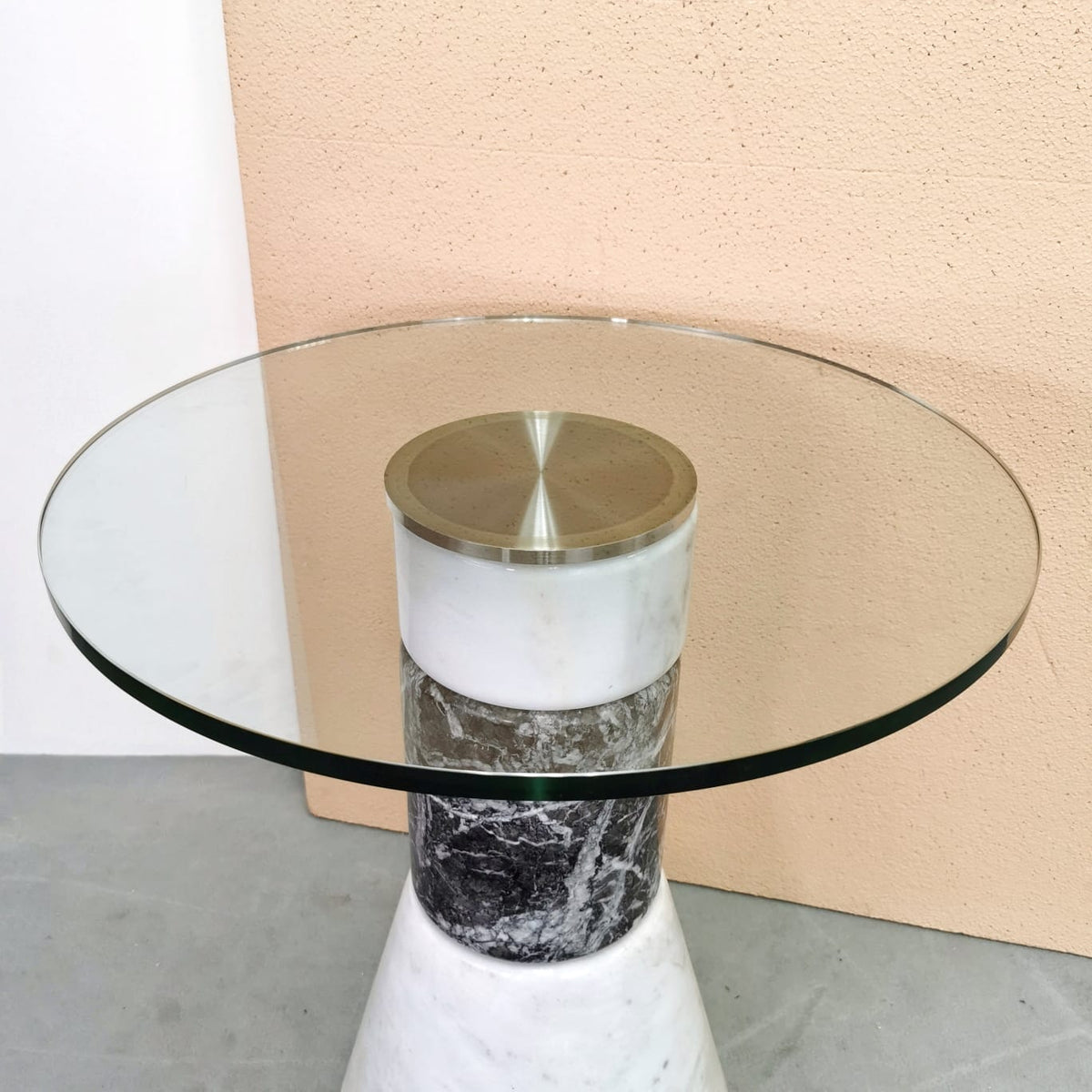 Petite table haute en marbre et verre, produite par Acerbis dans les années 1980.