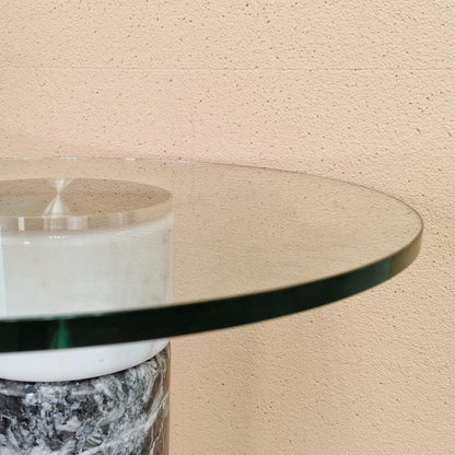 Petite table haute en marbre et verre, produite par Acerbis dans les années 1980.