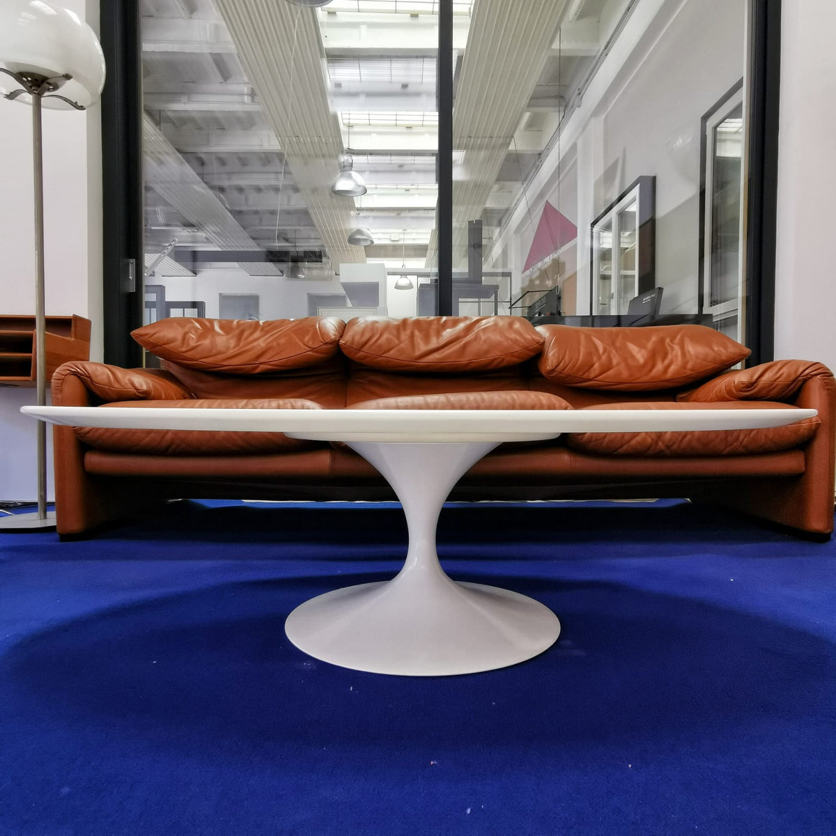 White oval Tulip coffee table by E. Saarinen for Knoll 1980s