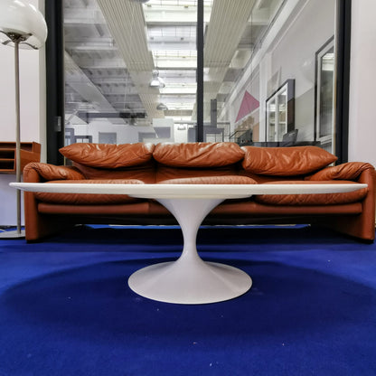 White oval Tulip coffee table by E. Saarinen for Knoll 1980s