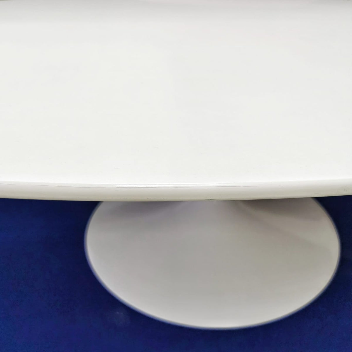 White oval Tulip coffee table by E. Saarinen for Knoll 1980s