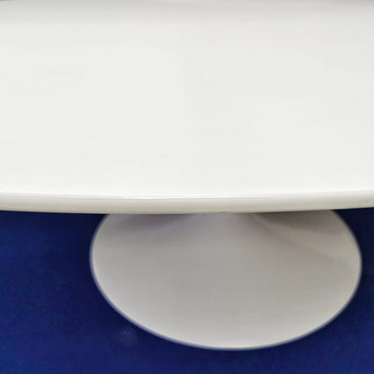 White oval Tulip coffee table by E. Saarinen for Knoll 1980s
