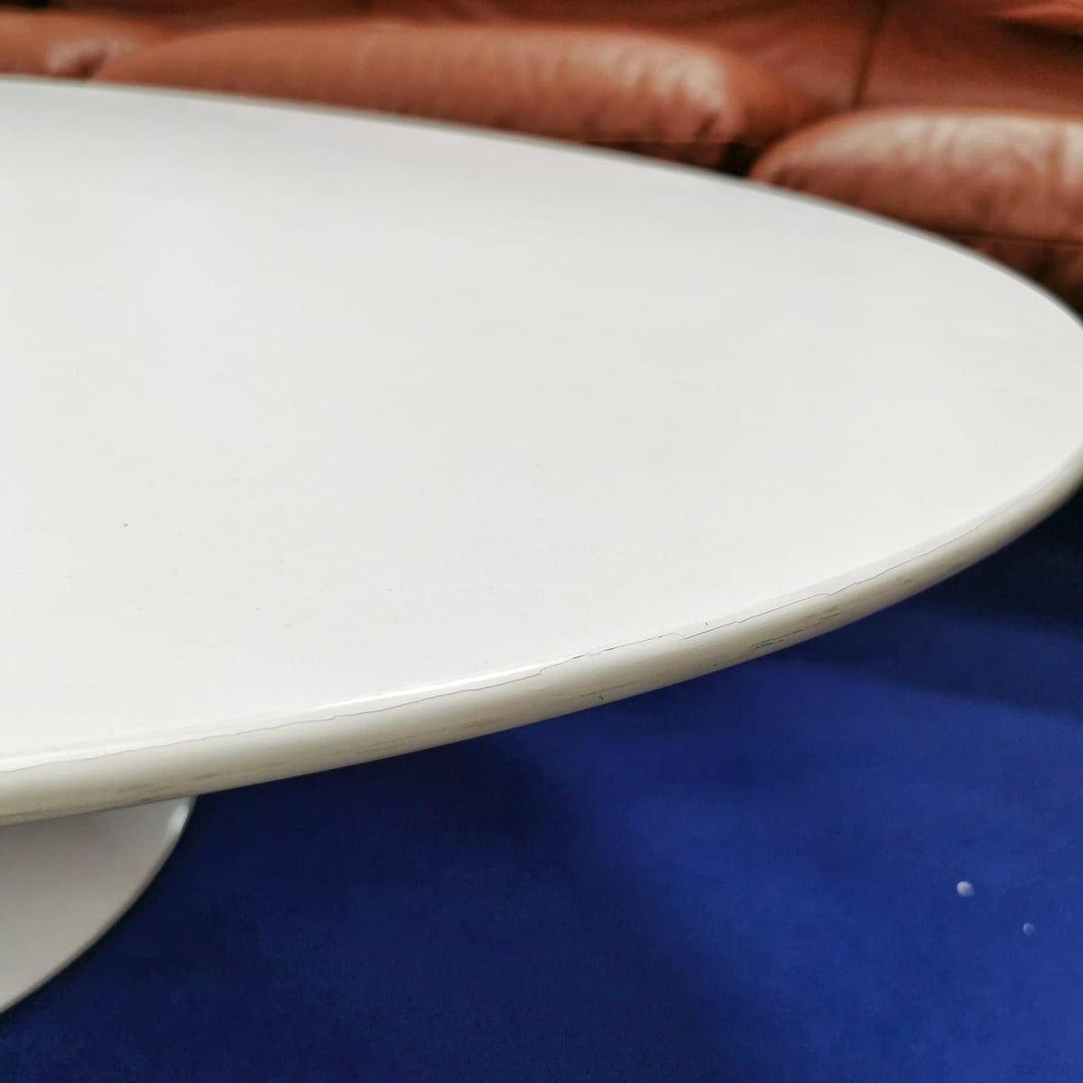 White oval Tulip coffee table by E. Saarinen for Knoll 1980s