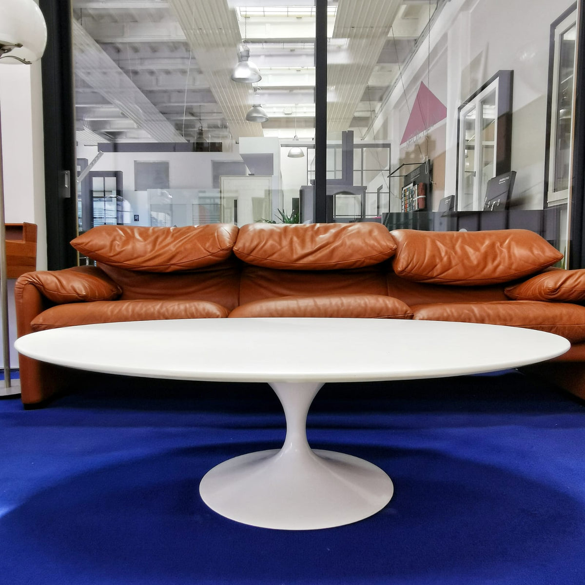 White oval Tulip coffee table by E. Saarinen for Knoll 1980s
