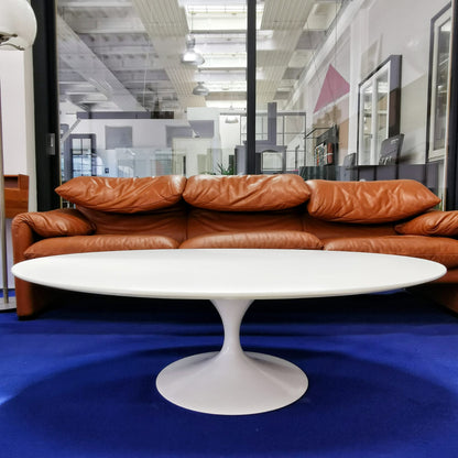 White oval Tulip coffee table by E. Saarinen for Knoll 1980s
