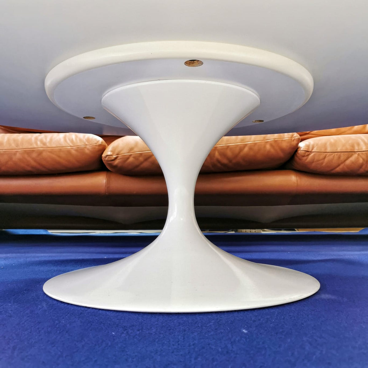White oval Tulip coffee table by E. Saarinen for Knoll 1980s