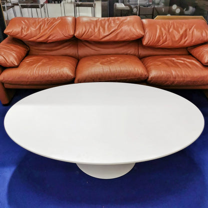 White oval Tulip coffee table by E. Saarinen for Knoll 1980s