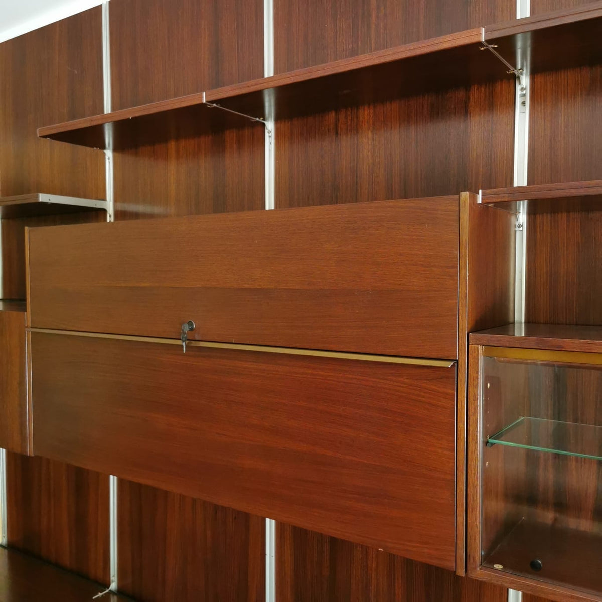 Grande Libreria a muro modello E22 Osvaldo Borsani per Tecno anni 60