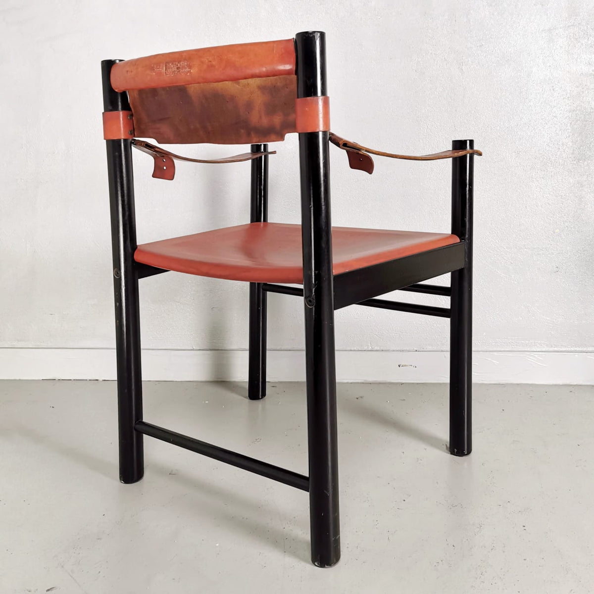 Hibiscus leather chair with armrests from the 80s