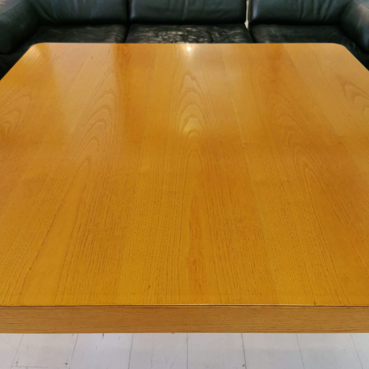 Tavolo quadrato legno chiaro produzione Maisa anni 70