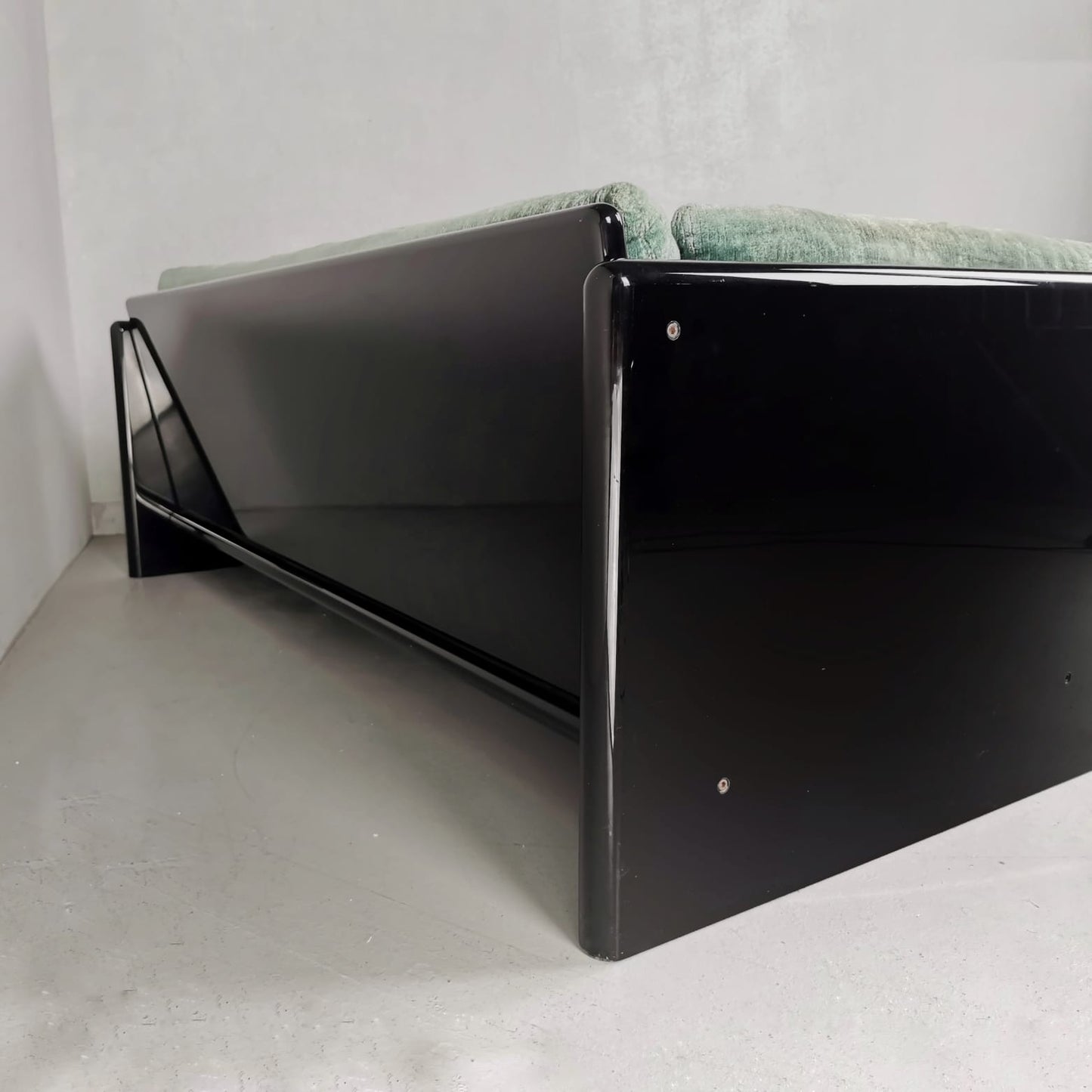 divano laccato nero vintage modernariato anni 70 80 poliestere