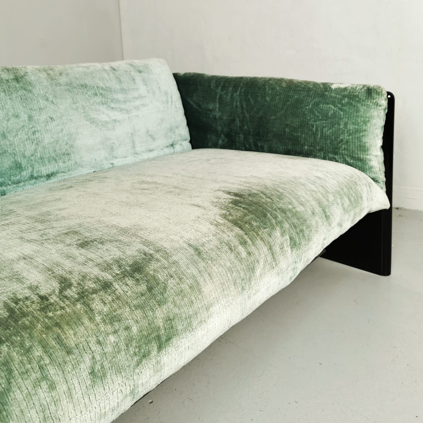 fivano sofa velvet gavina studio simon green laquered black