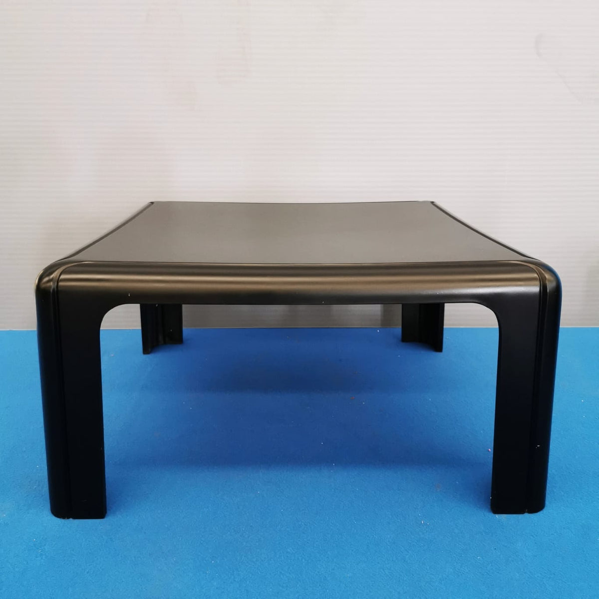 Table basse design vintage en plastique Kartell, carrée, noire, modèle 4894, designer Gae Aulenti, années 70