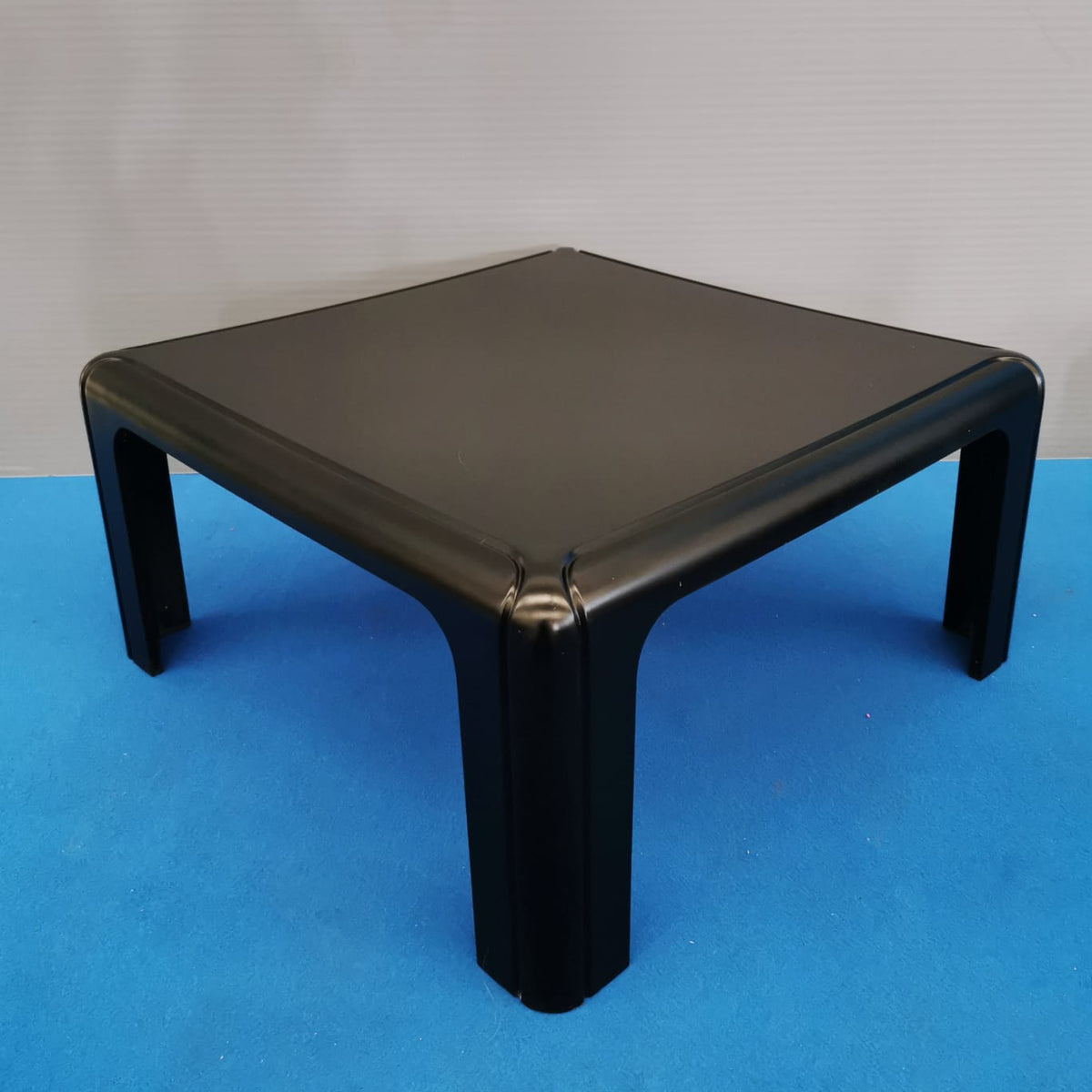 Table basse design vintage en plastique Kartell, carrée, noire, modèle 4894, designer Gae Aulenti, années 70