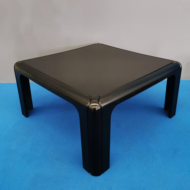 Table basse design vintage en plastique Kartell, carrée, noire, modèle 4894, designer Gae Aulenti, années 70