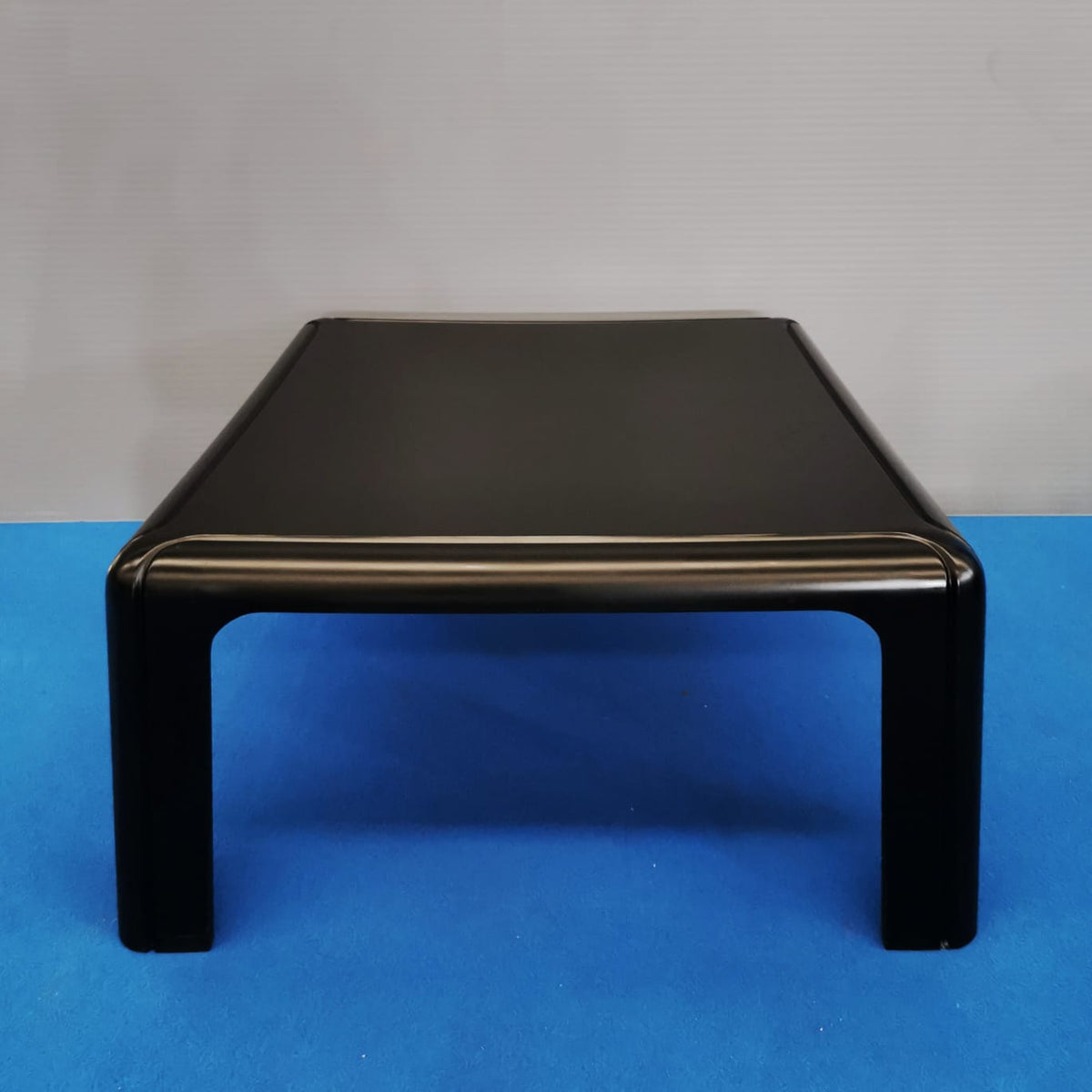 Table basse design vintage en plastique Kartell, carrée, noire, modèle 4894, designer Gae Aulenti, années 70